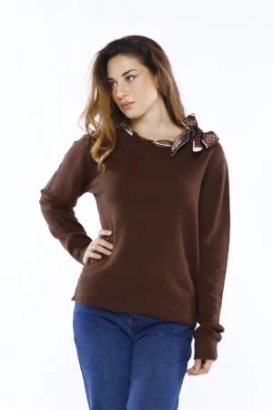 MAGLIA everyday con elegante foulard intrecciato su scollo a barca e orli a costine