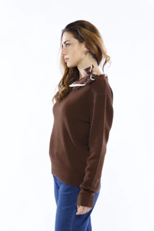 MAGLIA everyday con elegante foulard intrecciato su scollo a barca e orli a costine