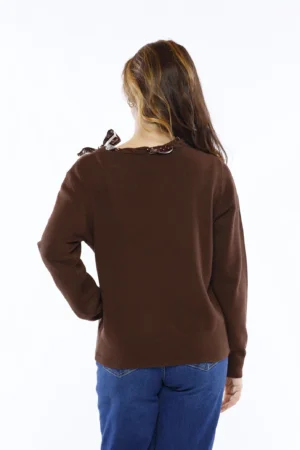 MAGLIA everyday con elegante foulard intrecciato su scollo a barca e orli a costine