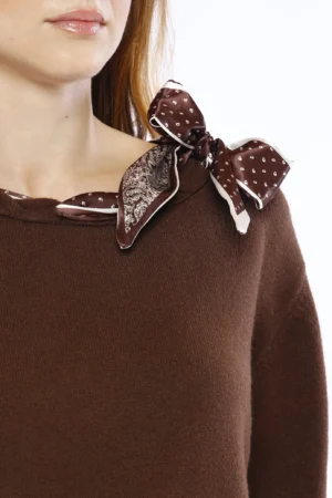 MAGLIA everyday con elegante foulard intrecciato su scollo a barca e orli a costine