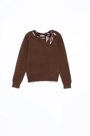 MAGLIA everyday con elegante foulard intrecciato su scollo a barca e orli a costine