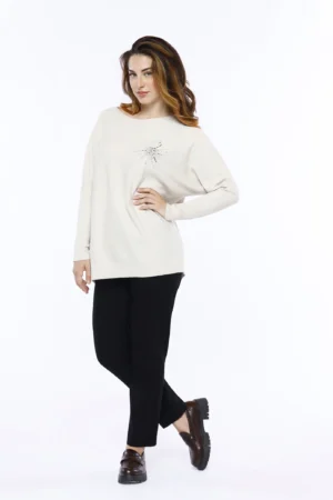 MAGLIA lunga e ampia a girocollo con elegante strass sul petto