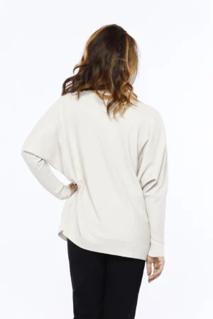 MAGLIA lunga e ampia a girocollo con elegante strass sul petto
