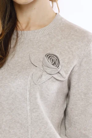 MAGLIA everyday a girocollo con orli a costine con graziosa rosa in rilievo al petto