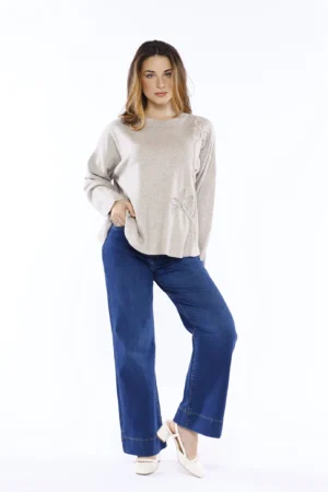 MAGLIA versatile a girocollo con graziosi fiori verticali in rilievo su un lato ONEWORLD HYBRID