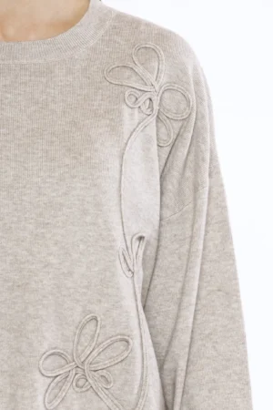MAGLIA versatile a girocollo con graziosi fiori verticali in rilievo su un lato