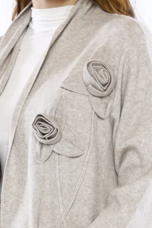 CARDIGAN lungo ed elegante aperto sul davanti con rose applicate a lato e comode tasche