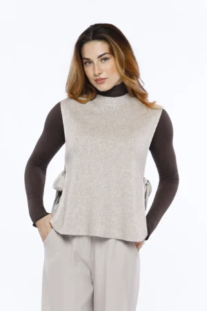 GILET in maglia con trama a costine eleganti nastri laterali e girocollo alto