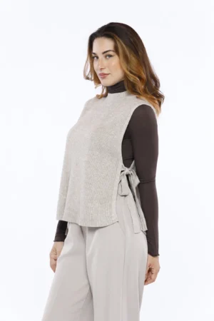 GILET in maglia con trama a costine eleganti nastri laterali e girocollo alto