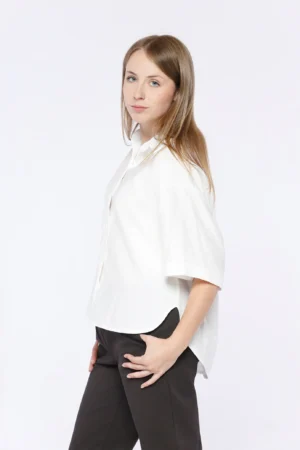 CAMICIA striata a manica corta con fondo arrotondato e spacchetti laterali