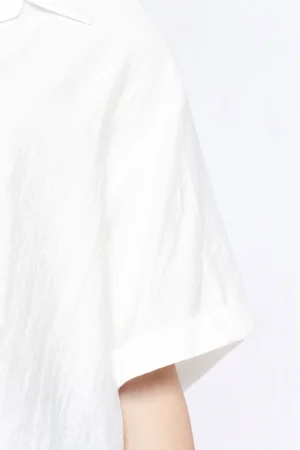 CAMICIA striata a manica corta con fondo arrotondato e spacchetti laterali