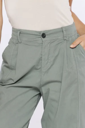 PANTALONE barrel in fresco cotone con graziose pince verticali