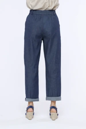 PANTALONE pull-on in denim con comode tasche e risvolti di tendenza alle caviglie