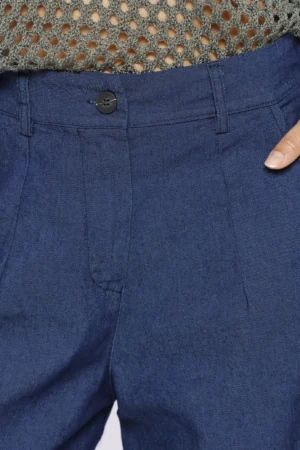 PANTALONE jeans leggero con comode tasche e chiusura a bottone