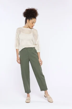 PANTALONE casual con comode tasche laterali e chiusura a bottoni con passanti alla cintura