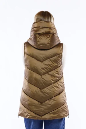 GIACCA piumino lungo smanicato con sagomatura diagonale chiusura alta a zip e comodo cappuccio