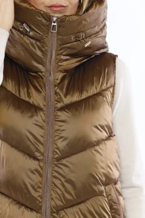 GIACCA piumino lungo smanicato con sagomatura diagonale chiusura alta a zip e comodo cappuccio