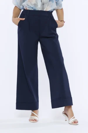 PANTALONE fresco e comodo con elastico di chiusura in vita e orli alti alla caviglia