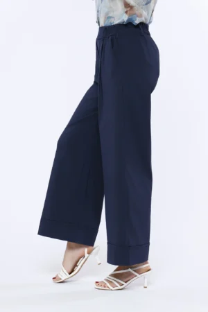 PANTALONE fresco e comodo con elastico di chiusura in vita e orli alti alla caviglia