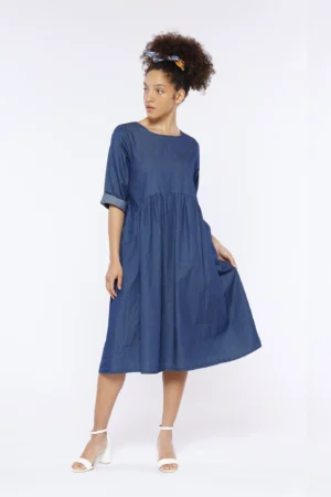 ABITO lungo con ampio scollo a giro e gonna volant