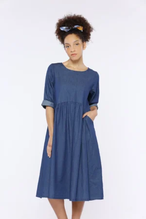 ABITO lungo con ampio scollo a giro e gonna volant