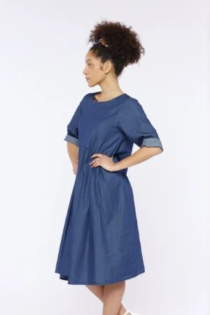 ABITO lungo con ampio scollo a giro e gonna volant