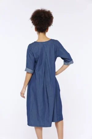 ABITO lungo con ampio scollo a giro e gonna volant