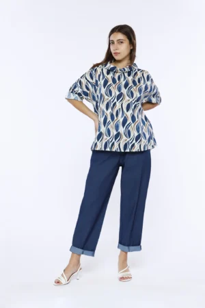 BLUSA ampia stampa all over con fresca manica a tre quarti e scollo a barca risvoltato