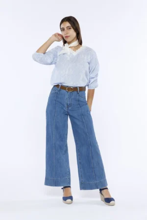 BLUSA fresca con dettagli sangallo scollo a V impreziosito e manica a sbuffo