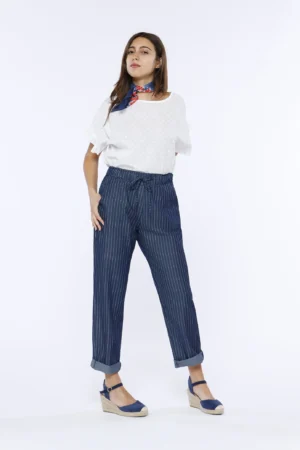 PANTALONE comodo a righe con risvolti di tendenza alle caviglie e laccetto di chiusura in vita
