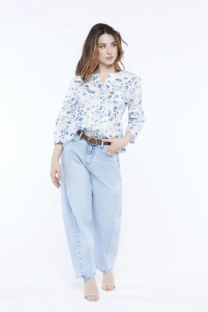 BLUSA ampia e casual a stampa fiorellini di campo con scollo a giro aperto V sul davanti e fresca manica a tre quarti