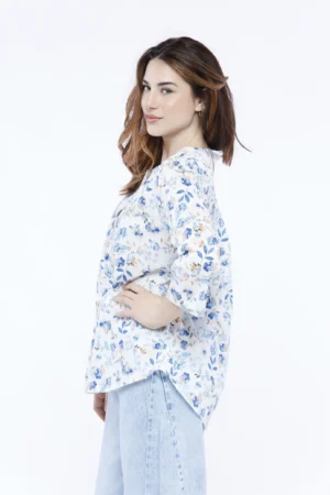 BLUSA ampia e casual a stampa fiorellini di campo con scollo a giro aperto V sul davanti e fresca manica a tre quarti