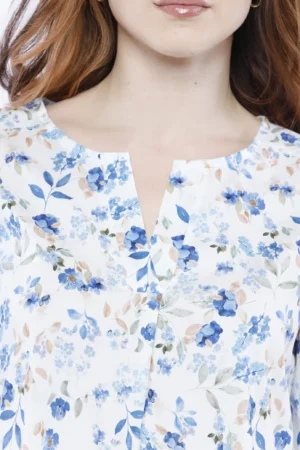 BLUSA ampia e casual a stampa fiorellini di campo con scollo a giro aperto V sul davanti e fresca manica a tre quarti