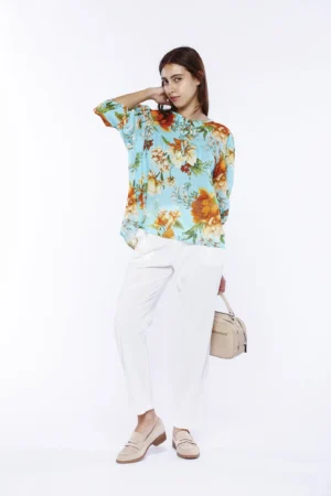 BLUSA fresca a fantasia di fiori con manica corta e grazioso scollo a giro chiuso da nastrino