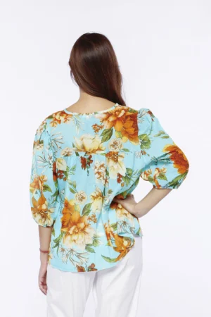 BLUSA fresca a fantasia di fiori con manica corta e grazioso scollo a giro chiuso da nastrino