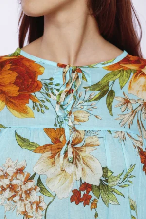 BLUSA fresca a fantasia di fiori con manica corta e grazioso scollo a giro chiuso da nastrino
