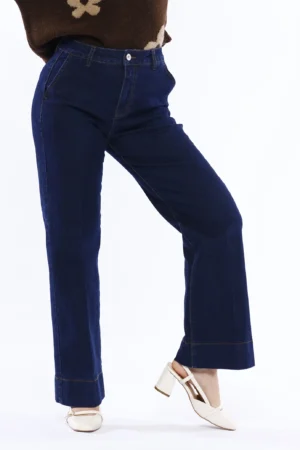 PANTALONE in denim a zampa larga con chiusura a bottone orli alti alle caviglie e tasche laterali