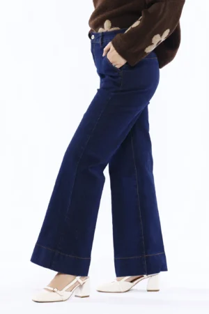 PANTALONE in denim a zampa larga con chiusura a bottone orli alti alle caviglie e tasche laterali