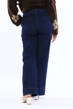 PANTALONE in denim a zampa larga con chiusura a bottone orli alti alle caviglie e tasche laterali