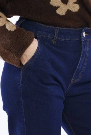 PANTALONE in denim a zampa larga con chiusura a bottone orli alti alle caviglie e tasche laterali