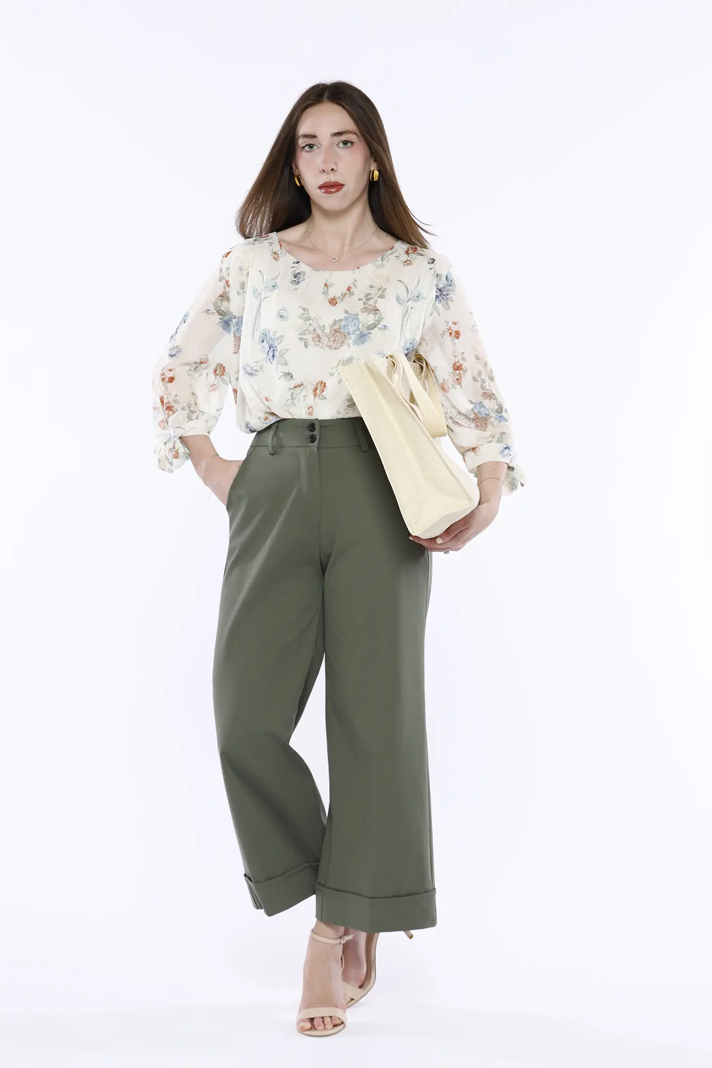 Blusa CREAM con scollo a giro e maniche a tre quarti. Lo scollo a giro con arricciatura sul centro davanti chiamata ”TUCKED”. Maniche a tre quarti che terminano con un polsino e i lacchetti per chiusura. La struttura della blusa è over. Il capo è foderato. ONEWORLD HYBRID 2886620